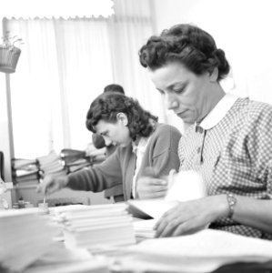 Vrouwen verrichten kantoorwerkzaamheden, Bestanddeelnr 934-6156
