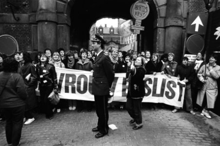 Vrouwendemonstratie tegen abortuswet op Binnenhof, de vrouwen hadden de toegangspoorten van het Binnenhof geblokkeerd, Bestanddeelnr 931-4544