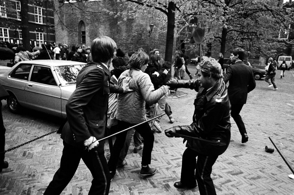 Vrouwendemonstratie tegen abortuswet op Binnenhof, agenten gewapend met lange gummielatten slaan enkele vrouwelijke demonstranten weg, Bestanddeelnr 931-4550