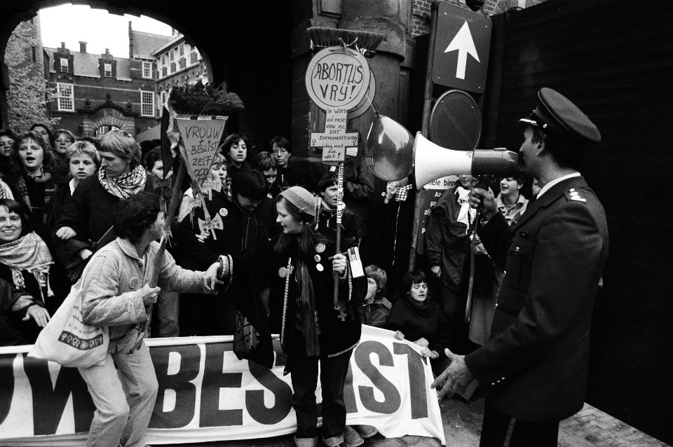 Vrouwendemonstratie tegen abortuswet op Binnenhof, ME breekt de blokkade bij een van de toegangspoorten bij Binnenhof, Bestanddeelnr 931-4555