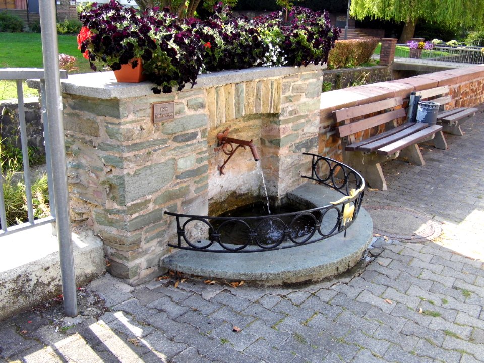 Würges, Emsbachbrücke, Brunnen
