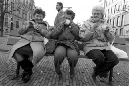 Vrouwen van Vrouwenbond FNV voeren actie in Den Haag tegen armoedebeleid reger, Bestanddeelnr 934-3715