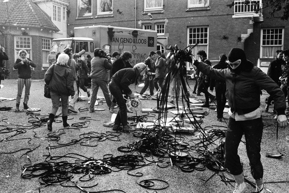 Vrouwen vernielen (porno)films van het Centraal Filmbureau Krijgsmacht in Heemst, Bestanddeelnr 932-5235