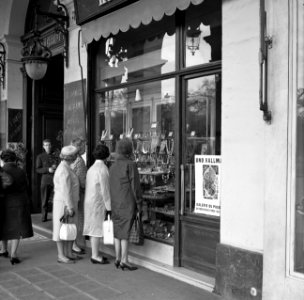 Vrouwen voor de etalage van een sieradenwinkel in de Rue de Rivoli, Bestanddeelnr 254-0304