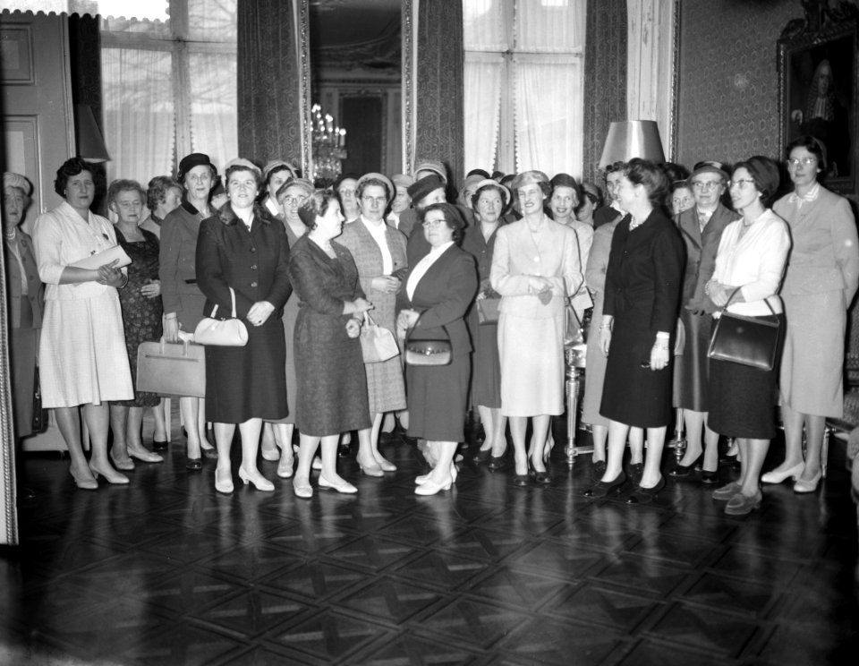 Vrouwen van Schouwen Duiveland schenken bloemen aan Tuindorp Oostzaan, ontvangst, Bestanddeelnr 911-0199