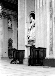 Vrouwen zitten aan de voet van één van de biechtstoelen in de Sint-Pietersbasisl, Bestanddeelnr 191-1251