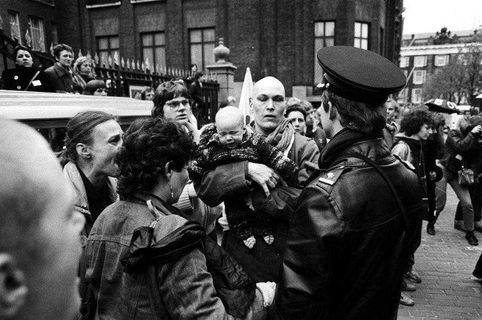 Vrouwendemonstratie tegen abortuswet op Binnenhof, vrouwelijke demonstrant met baby tussen de politie, Bestanddeelnr 931-4552