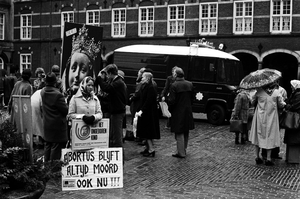 Vrouwendemonstratie tegen abortuswet op Binnenhof, enkele demonstranten tegen abortus, Bestanddeelnr 931-4556