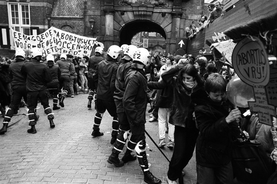 Vrouwendemonstratie tegen abortuswet op Binnenhof, ME breekt de blokkade, demonstrerende vrouwen proberen weg te vluchten, Bestanddeelnr 931-4549