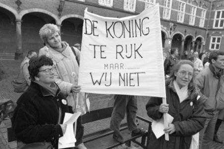 Vrouwen van Vrouwenbond FNV voeren actie in Den Haag tegen armoedebeleid reger, Bestanddeelnr 934-3714