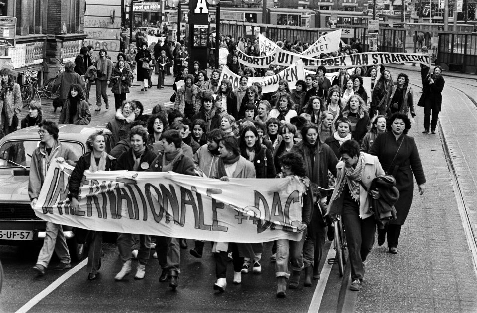 Vrouwendemonstratie Amsterdam i.v.m. Internationale vrouwendag, fotograaf Rob Croes, Bestanddeelnr 931-3625