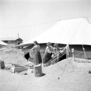 Vrouwen van het Vrouwen Hulp Korps bij een van de tenten in Ataka waarin zij zij, Bestanddeelnr 255-6869