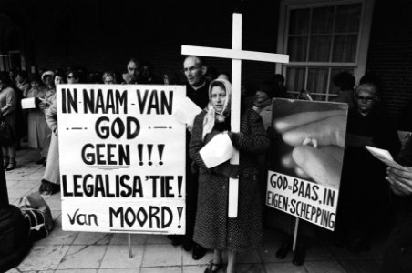 Vrouwendemonstratie tegen abortuswet op Binnenhof, enkele demonstranten tegen abortus, Bestanddeelnr 931-4557