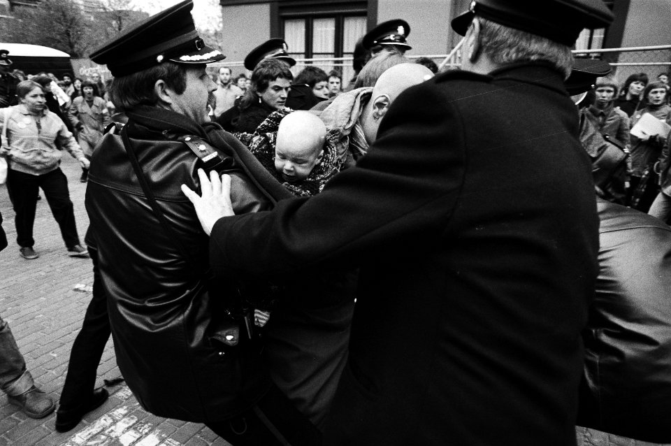 Vrouwendemonstratie tegen abortuswet op Binnenhof, vrouwelijke demonstrant met baby tussen de politie, Bestanddeelnr 931-4551