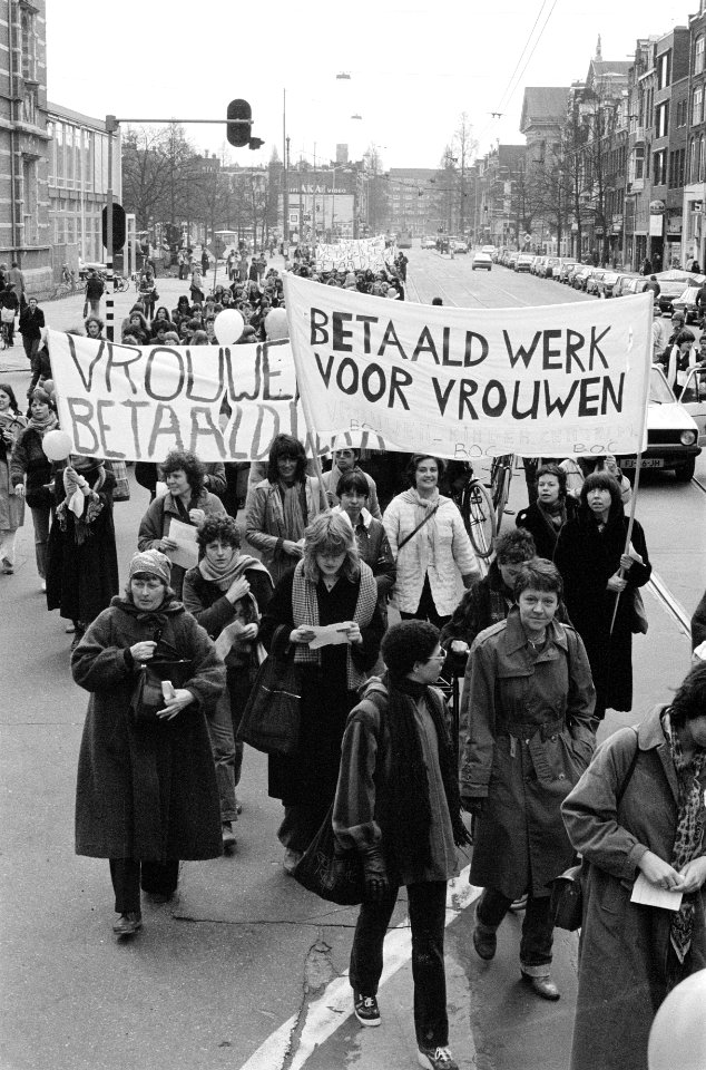 Vrouwendemonstratie in Amsterdam onder motto Vrouwen eis betaald werk, Bestanddeelnr 930-7109