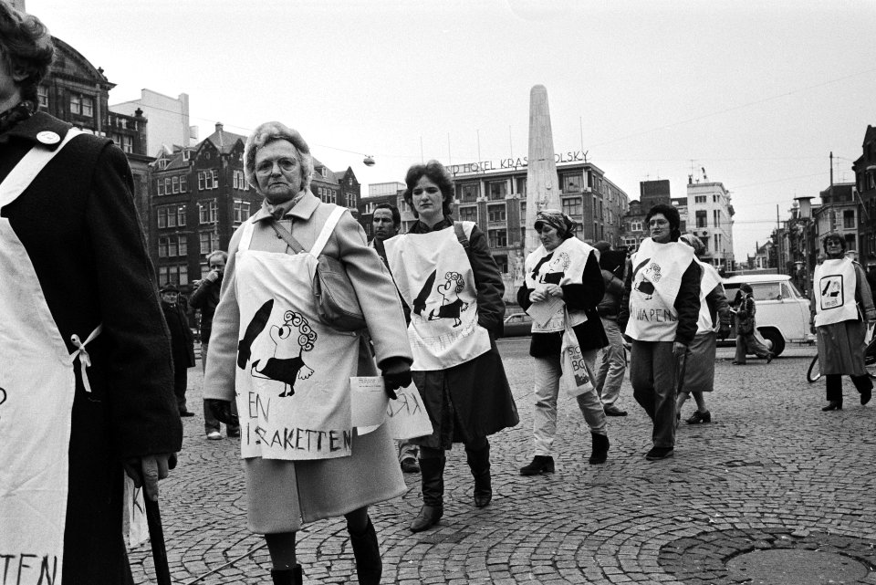 Vrouwen voor Vrede demonstreert op de Dam, tijdens het loeien van de sirenes , Bestanddeelnr 932-5229