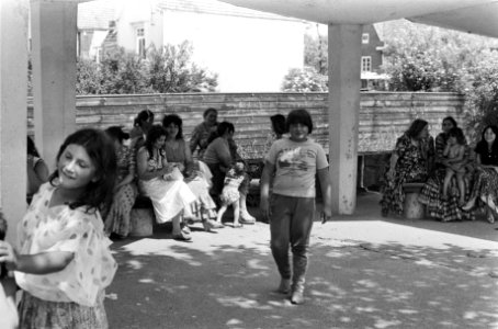 Vrouwen wachten in de schaduw, Bestanddeelnr 927-9873 photo