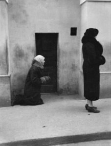 Vilnius. Gelovigen in gebed op het trottoir bij de Poort van de Dageraad waarbov, Bestanddeelnr 190-1198