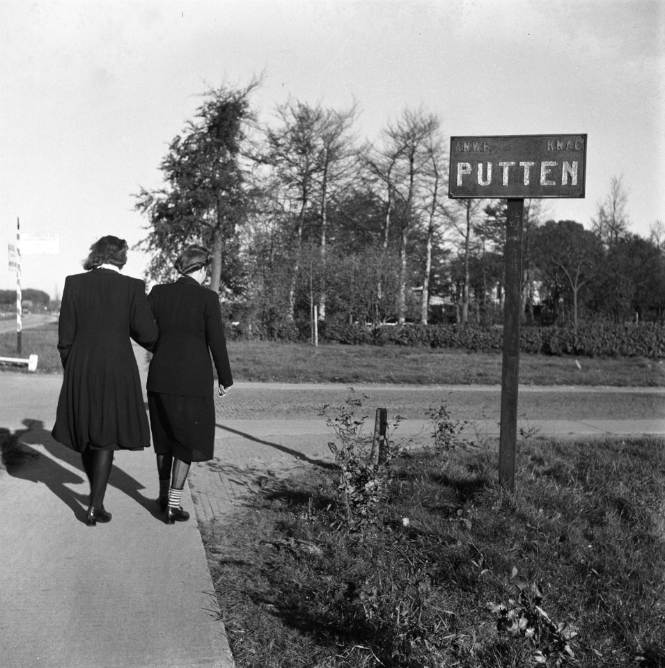 Vrouwen wandelen in Putten, Bestanddeelnr 901-0012