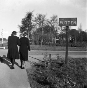 Vrouwen wandelen in Putten, Bestanddeelnr 901-0012