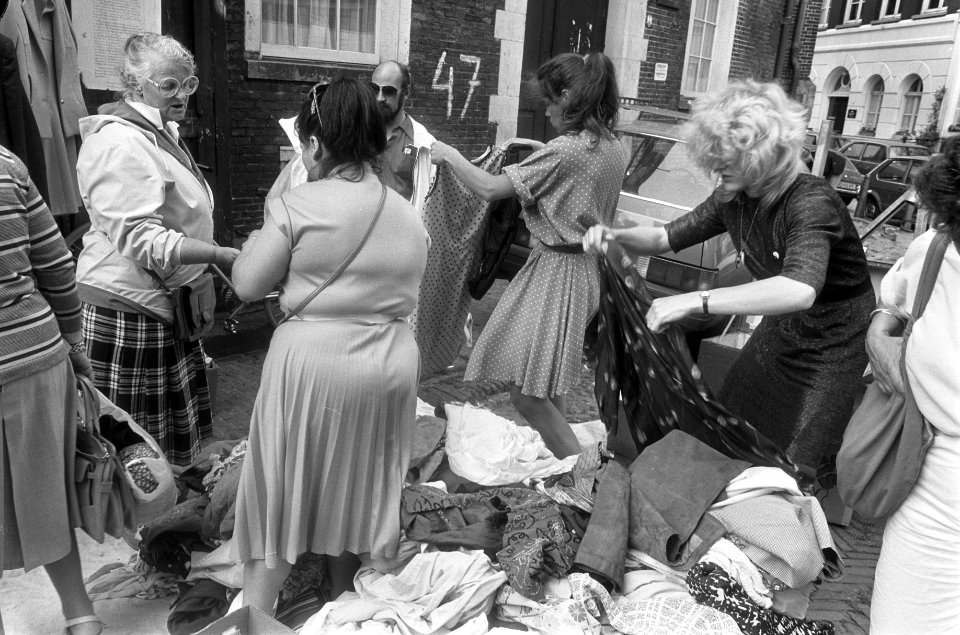 Vrouwen zoeken tussen de kleding, Bestanddeelnr 932-6194