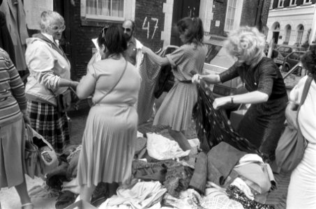 Vrouwen zoeken tussen de kleding, Bestanddeelnr 932-6194 photo