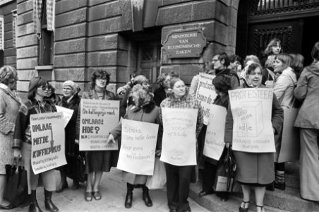 Vrouwenbeweging, demonstraties, koffie, prijzen, ministeries, Bestanddeelnr 929-1427