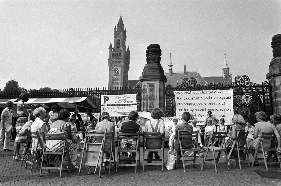 Vrouwen voor Vrede herdenken Hiroshima voor Vredespaleis in Den Haag, Bestanddeelnr 931-6160