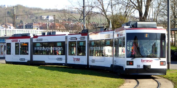 Würzburg, GT-N-Straßenbahn auf dem Bahnhofplatz, 1