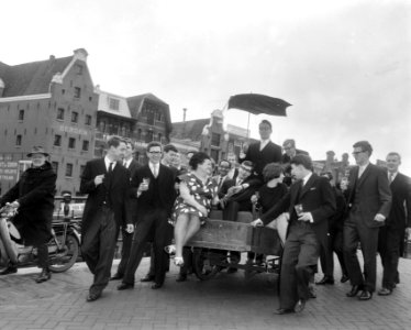 VU Corps Chris Malse geeerd (kandidaat examen 7 jaar gehaald, op de bakfiets naa, Bestanddeelnr 917-5787