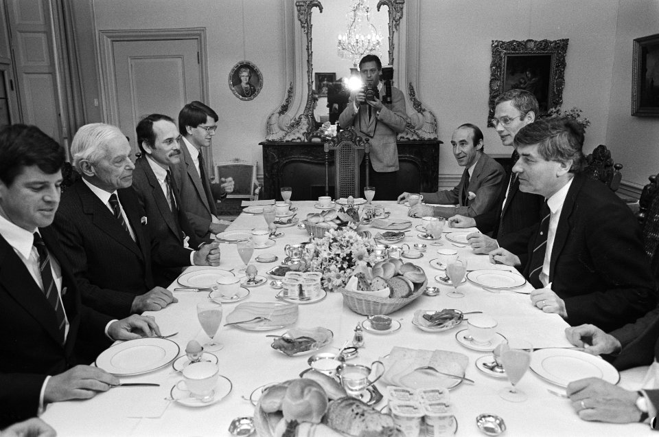 VS-diplomaat Paul Nitze heeft in Den Haag verslag uitgebracht van de besprekinge, Bestanddeelnr 933-1990