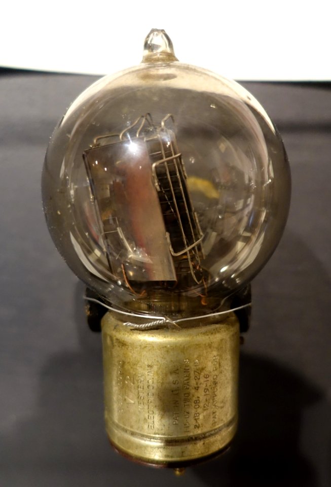 VT2 5-Watt Transmitter Tube, Western Electric, c. 1917 - National Electronics Museum - DSC00112