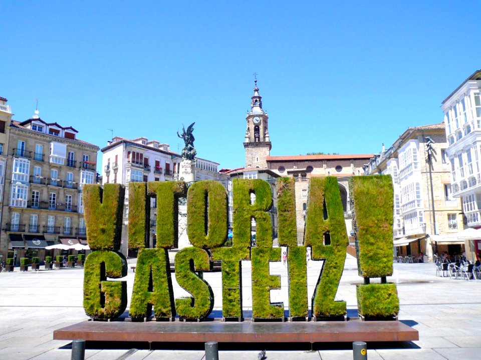 Vitoria - Plaza de la Virgen Blanca y escultura vegetal 2