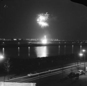 Vuurwerk aan de Sloterplas ter gelegenheid van de verjaardag van koningin Julian, Bestanddeelnr 917-7110