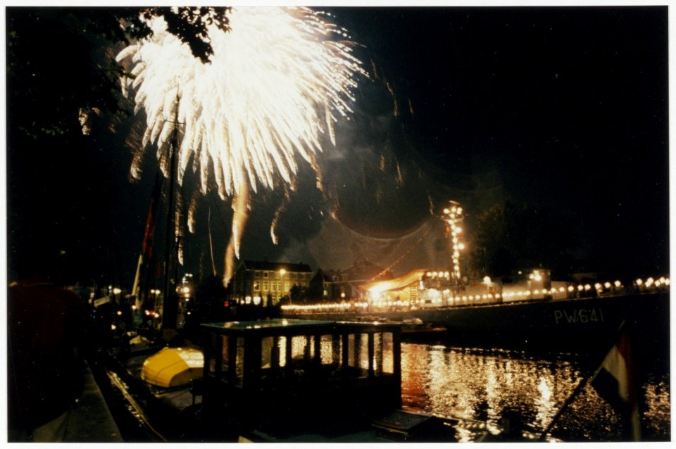 Vuurwerk aan het Spaarne, bij het politiebureau aan de Koudenhorn, tijdens de Vaardagen die onderdeel waren van de Haarlem 750-festiviteiten. NL-HlmNHA 54036431