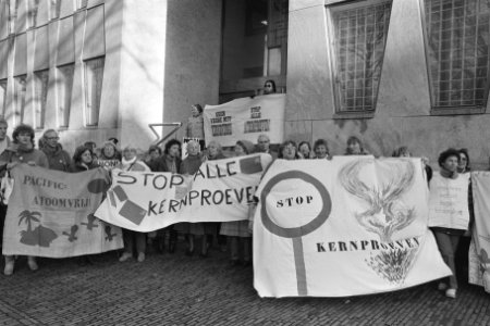 Vrouwenprotest tegen atoomproeven bij Amerikaanse ambassade in Den Haag, Bestanddeelnr 933-8364 photo