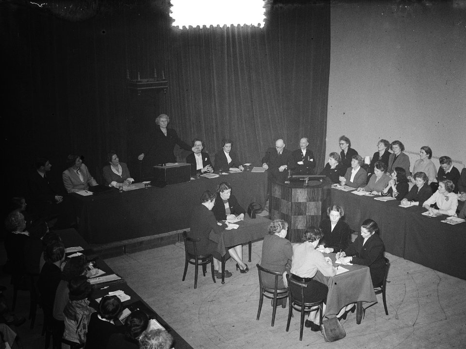 Vrouwenparlement eerste zitting overzicht van de Bachzaal in Amsterdam. De kamer, Bestanddeelnr 904-9946