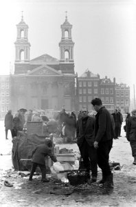 Vuurpotten op Waterlooplein vanwege de kou, Bestanddeelnr 914-6545