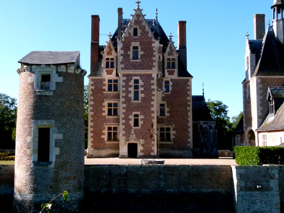 Vue sur la petite tour et la cour intérieure du château