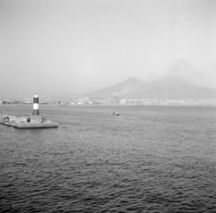 Vuurtoren bij Napels op de achtergrond de Vesuvius, Bestanddeelnr 254-5610
