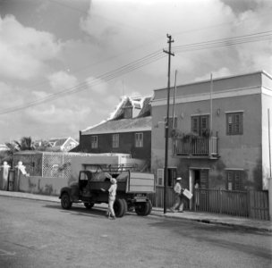 Vuilniswagen voor huizen in Willemstad op Curaçao, Bestanddeelnr 252-7144