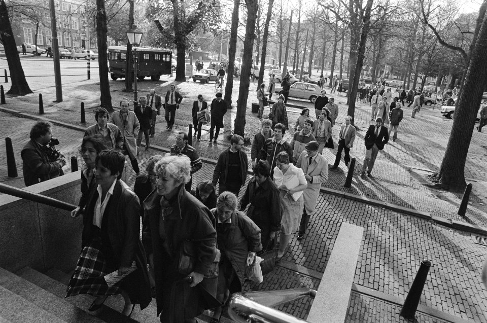 VS ambassade Den Haag ontruimd na valse bommelding personeel gaat weer naar bin, Bestanddeelnr 933-1269