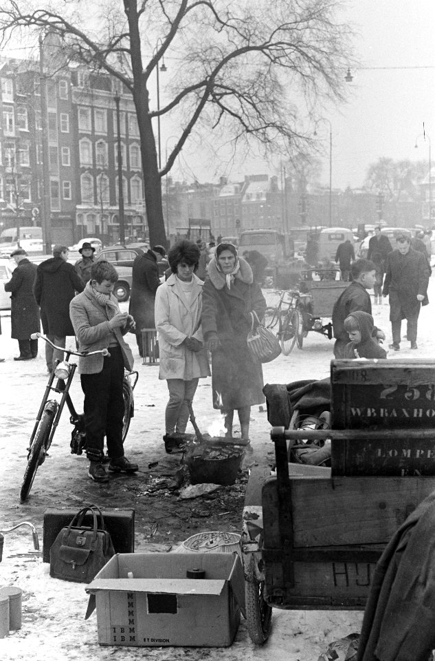 Vuurpotten op Waterlooplein vanwege de kou, Bestanddeelnr 914-6546