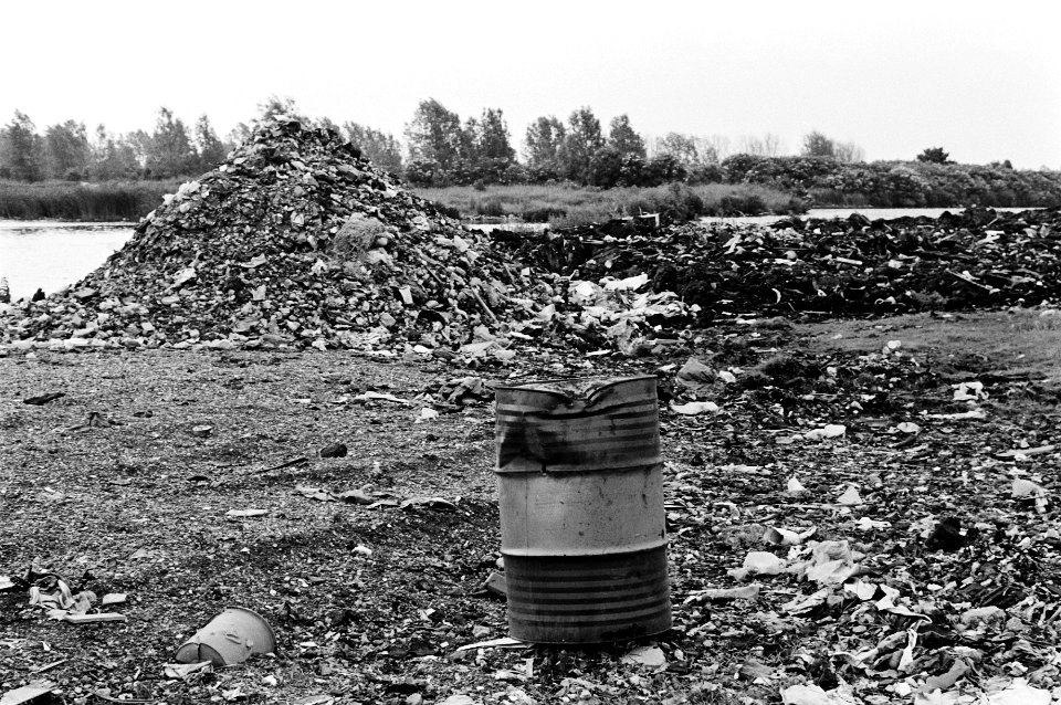 Vuilnisbelt bij Broek in Waterland vergiftigd de vuilnisbelt, Bestanddeelnr 930-8936