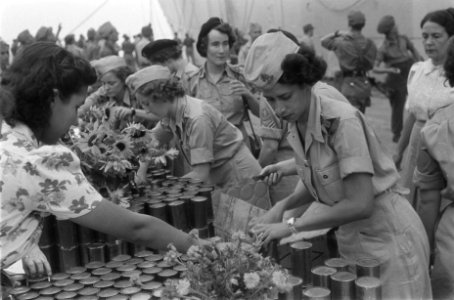 Vrouwenkorps KNIL (VK-KNIL) zet blikken gereed op een lange tafel, Bestanddeelnr 71-1-2