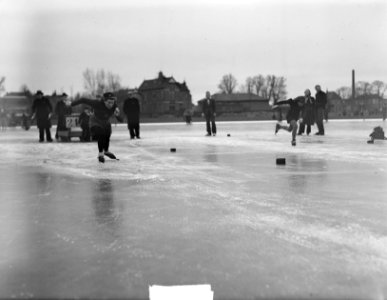 Vrouwenschaatswedstrijd Bolsward, de finalisten Ike Nienhuis (rechts) en Rina Ko, Bestanddeelnr 903-7993