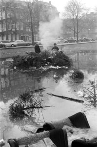 Vuilnis op het ijs van de Hobbemakade Amsterdam, Bestanddeelnr 923-1202