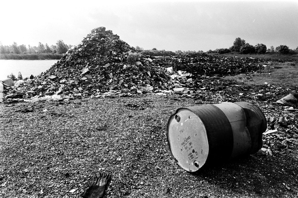 Vuilnisbelt bij Broek in Waterland vergiftigd de vuilnisbelt, Bestanddeelnr 930-8935