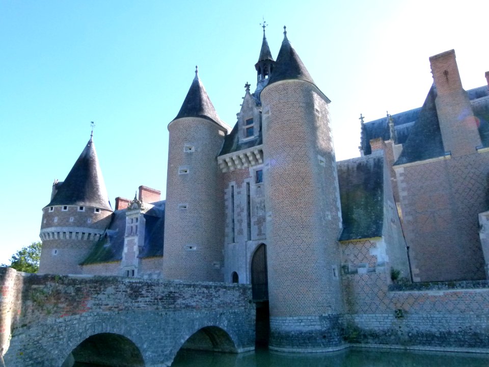 Vue sur le pont, les douves et l'entrée du château
