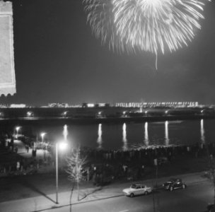 Vuurwerk aan de Sloterplas ter gelegenheid van de verjaardag van koningin Julian, Bestanddeelnr 917-7111